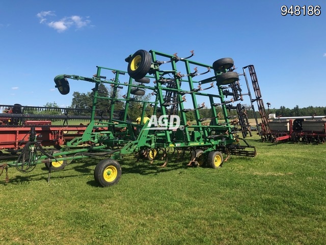 John Deere 2210 Field Cultivator