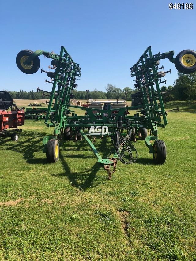 John Deere 2210 Field Cultivator