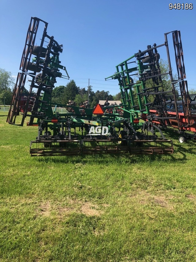 John Deere 2210 Field Cultivator