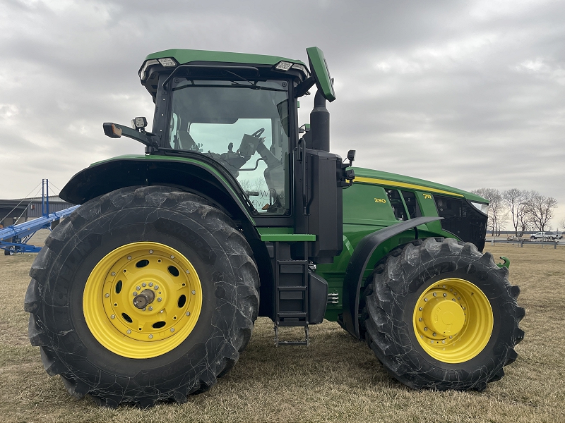 2022 John Deere 7R 230 Tractor