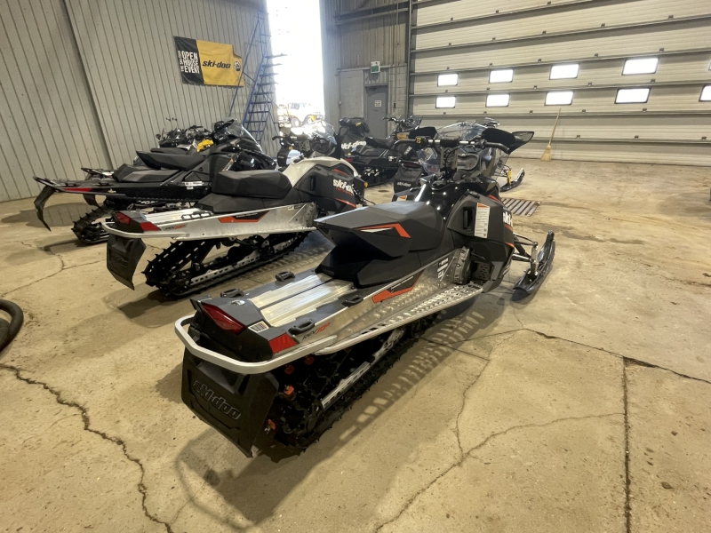 2017 Ski-Doo RENEGADE Snowmobile