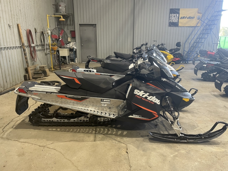 2017 Ski-Doo RENEGADE Snowmobile