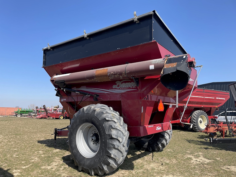 2007 Demco 750 Grain Cart