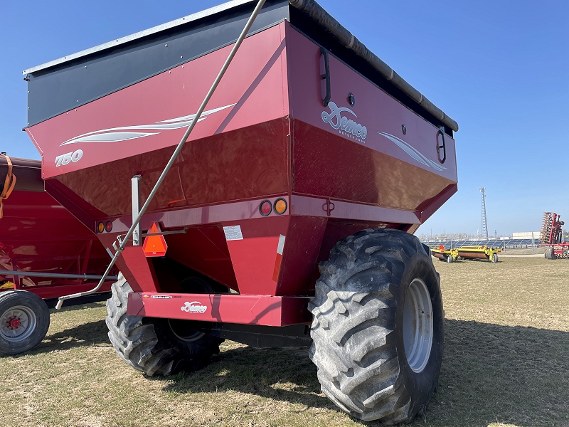 2007 Demco 750 Grain Cart