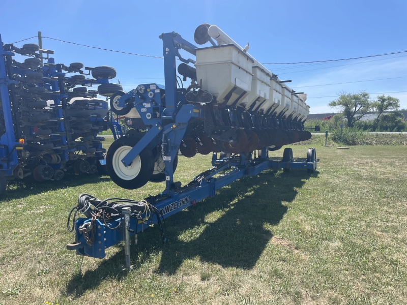 2014 Kinze 3600-16R Planter