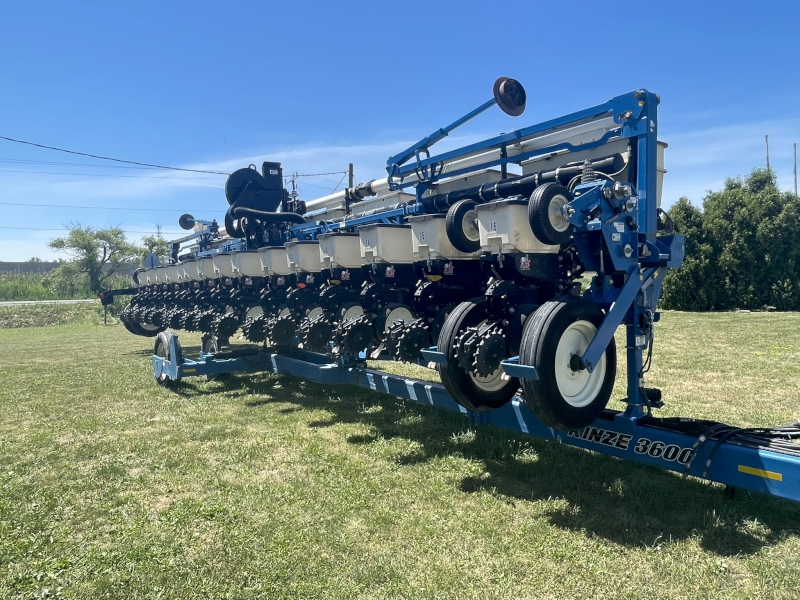 2014 Kinze 3600-16R Planter