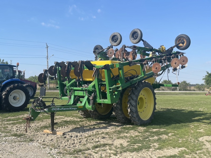2016 Farm King 2460 Applicator