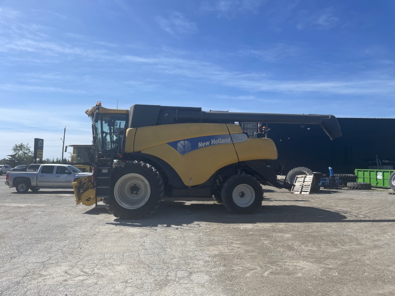 2008 New Holland CR9060 Combine