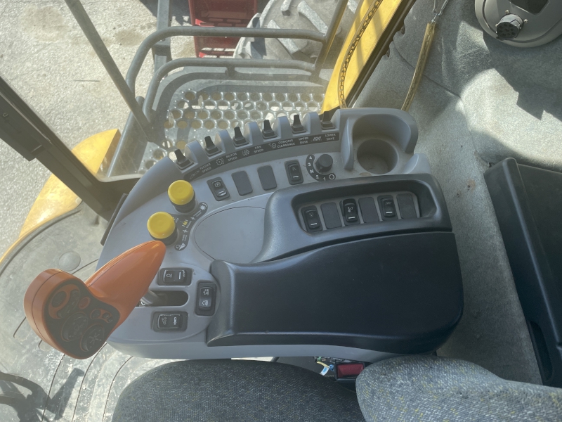 2008 New Holland CR9060 Combine