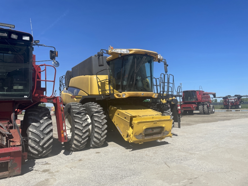 2008 New Holland CR9060 Combine