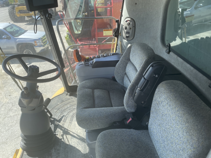 2008 New Holland CR9060 Combine
