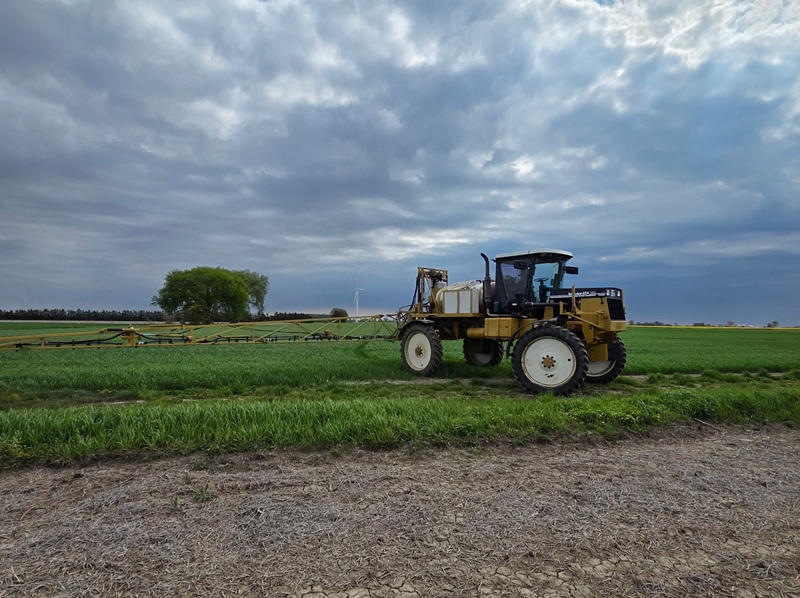 1999 RoGator 854 Sprayer/High Clearance