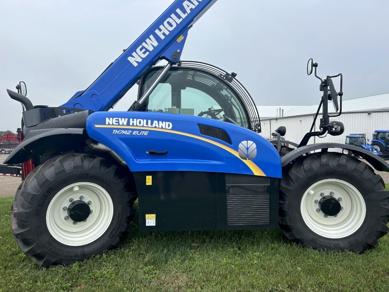 2025 New Holland TH7.42 ELITE TeleHandler