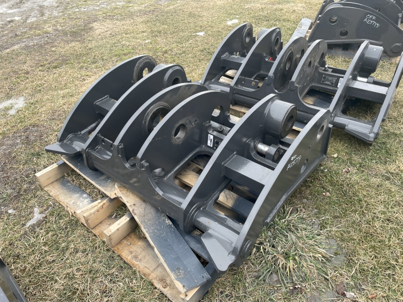 2024 Case 821G COUPLER Attachments