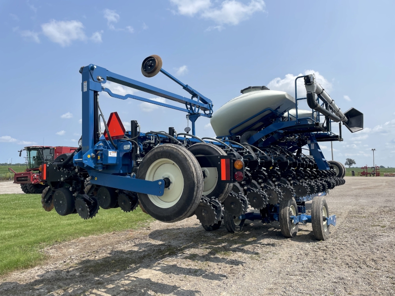 2022 Kinze 3665 16R30 Planter