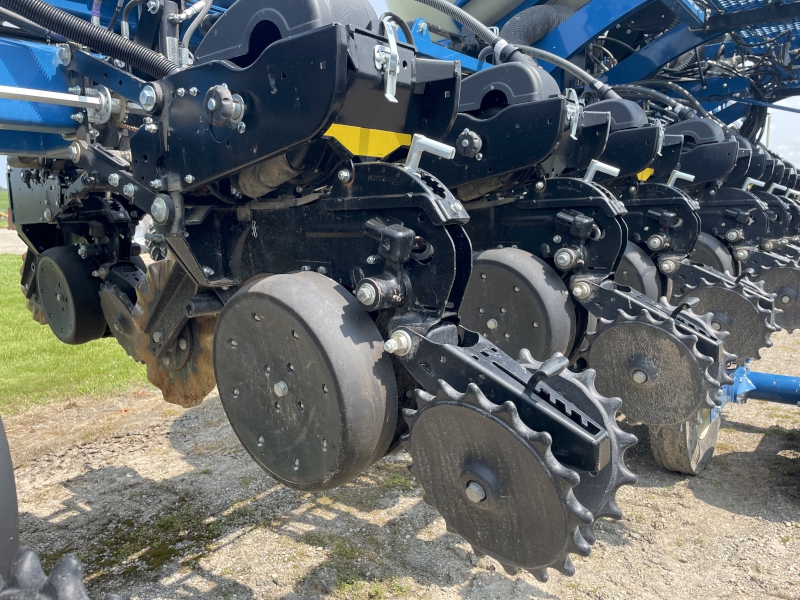 2022 Kinze 3665 16R30 Planter