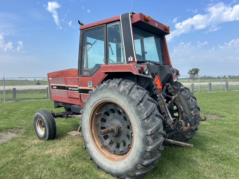 1981 International 3288 Tractor