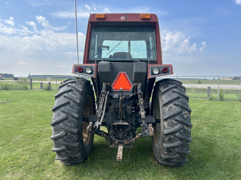1981 International 3288 Tractor