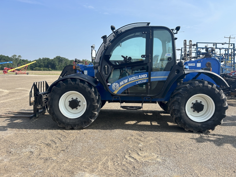 2015 New Holland LM7.42 ELITE TeleHandler