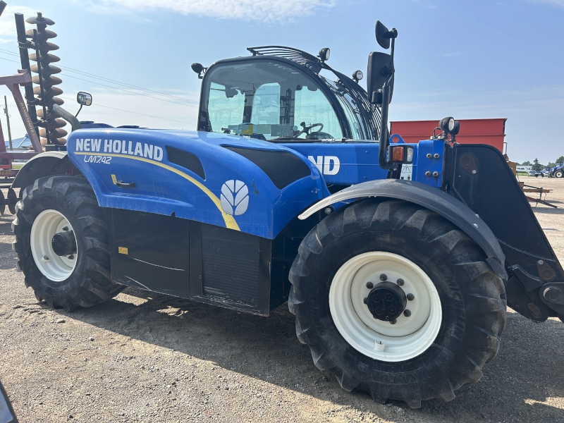 2015 New Holland LM7.42 ELITE TeleHandler