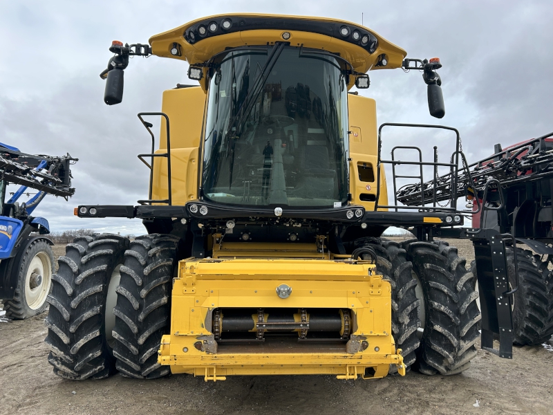 2022 New Holland CR8.90 Combine