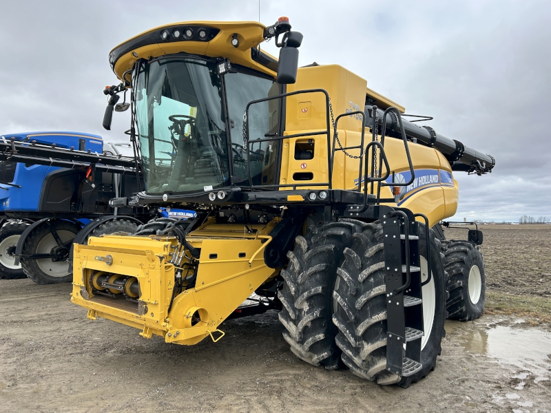 2022 New Holland CR8.90 Combine