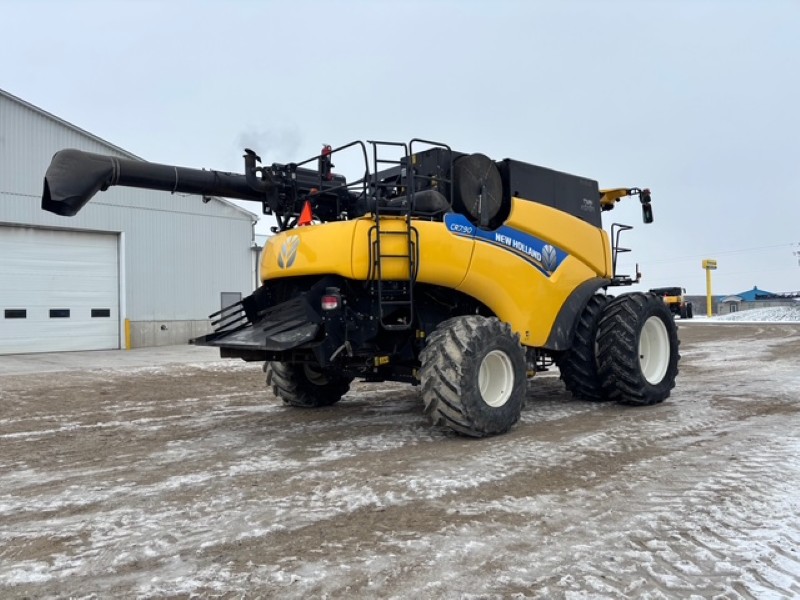 2017 New Holland CR7.90 Combine