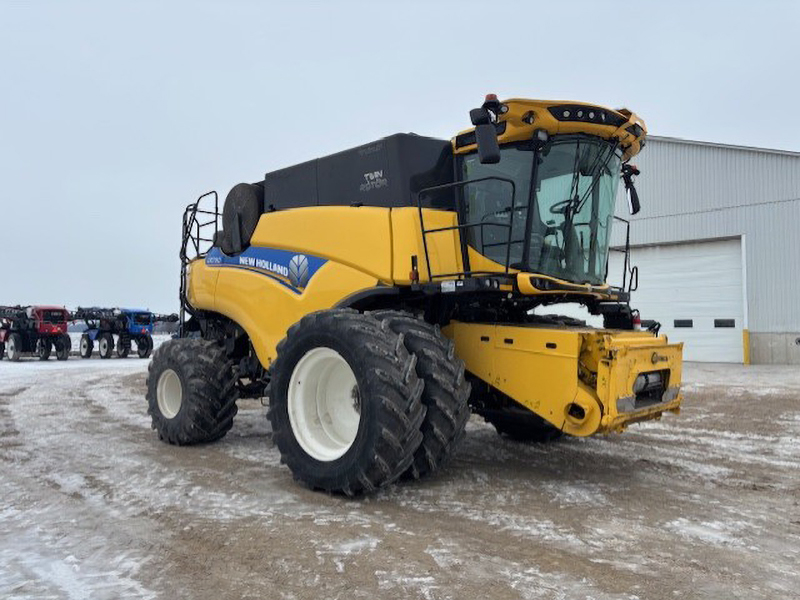 2017 New Holland CR7.90 Combine
