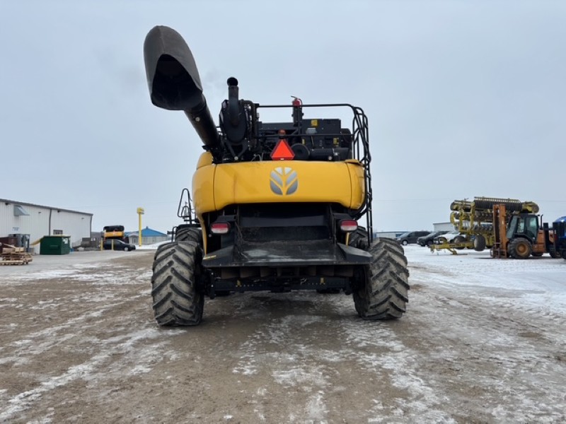 2017 New Holland CR7.90 Combine