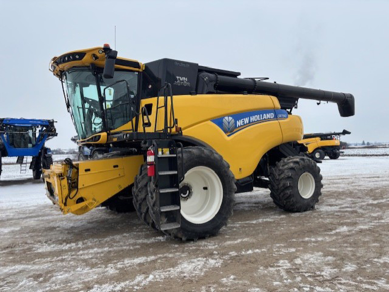 2017 New Holland CR7.90 Combine