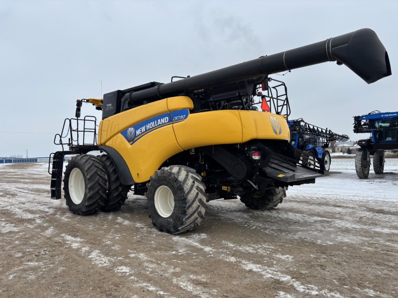 2017 New Holland CR7.90 Combine