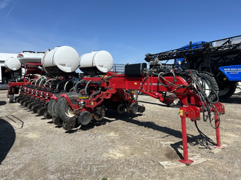 2013 Massey Ferguson 8824 Planter