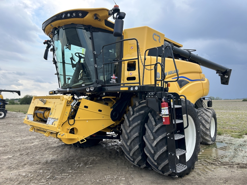 2025 New Holland CR7.90_AGG S Combine
