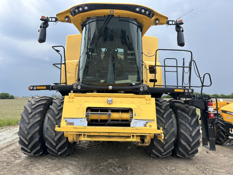 2025 New Holland CR7.90_AGG S Combine
