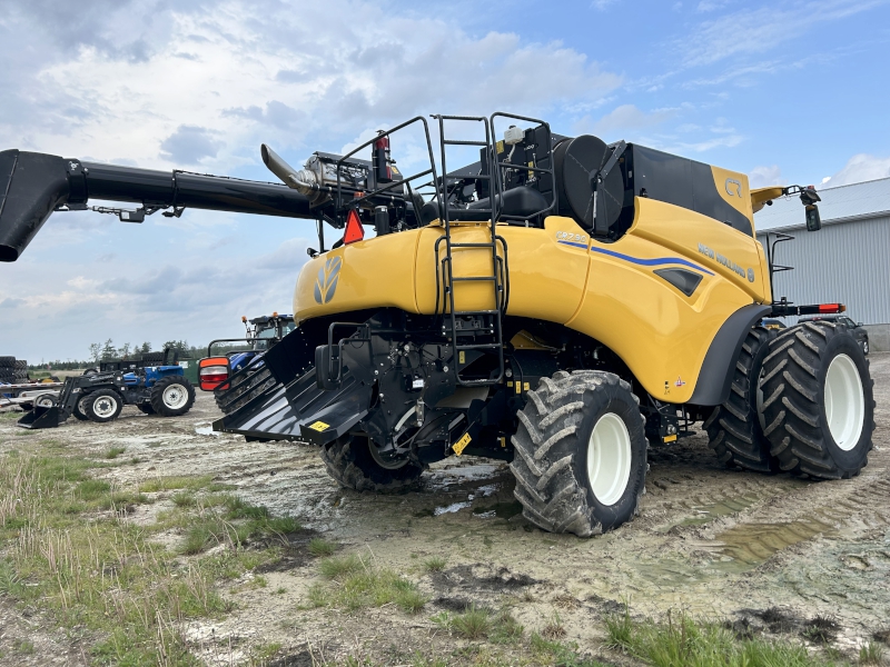 2025 New Holland CR7.90_AGG S Combine