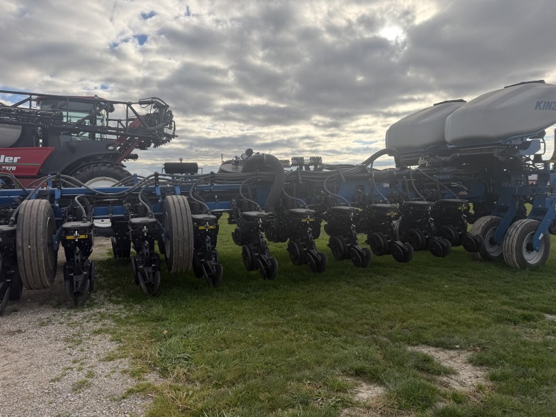 2022 Kinze 4905 24R30 Planter
