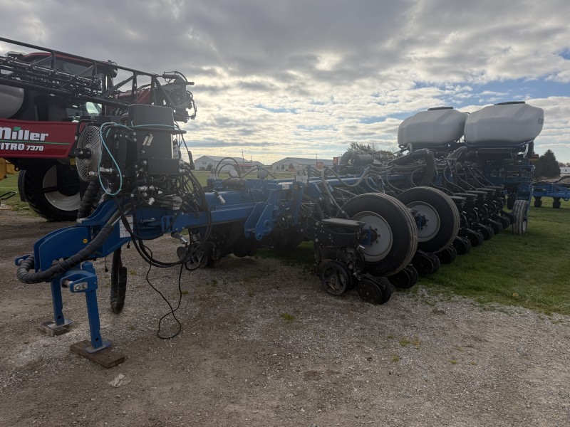 2022 Kinze 4905 24R30 Planter