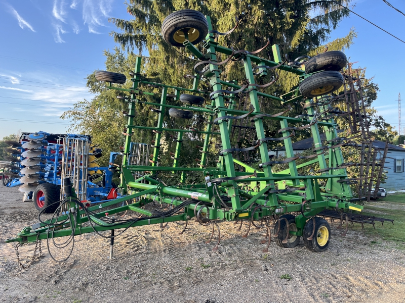 2005 John Deere 2210 Field Cultivator