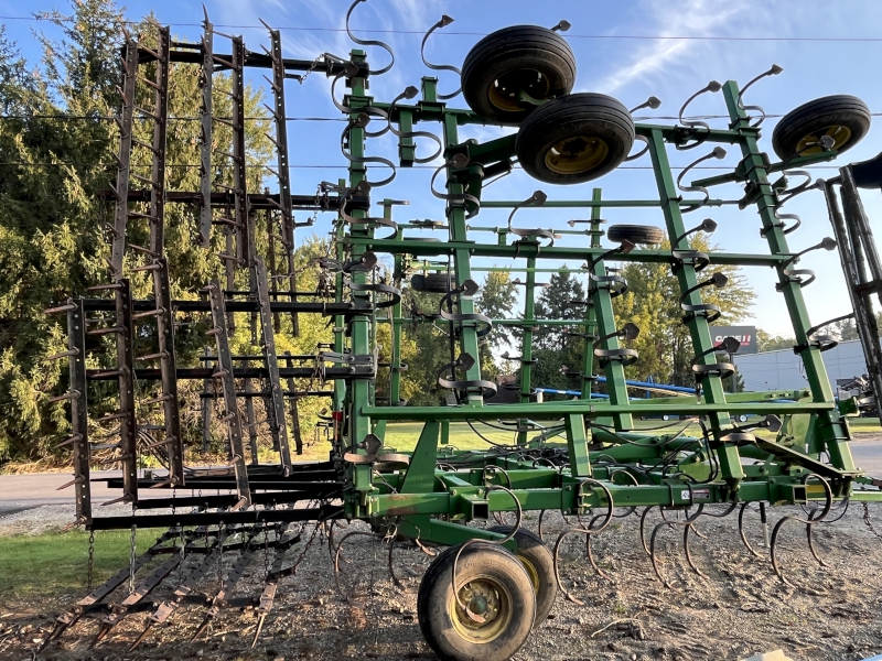 2005 John Deere 2210 Field Cultivator