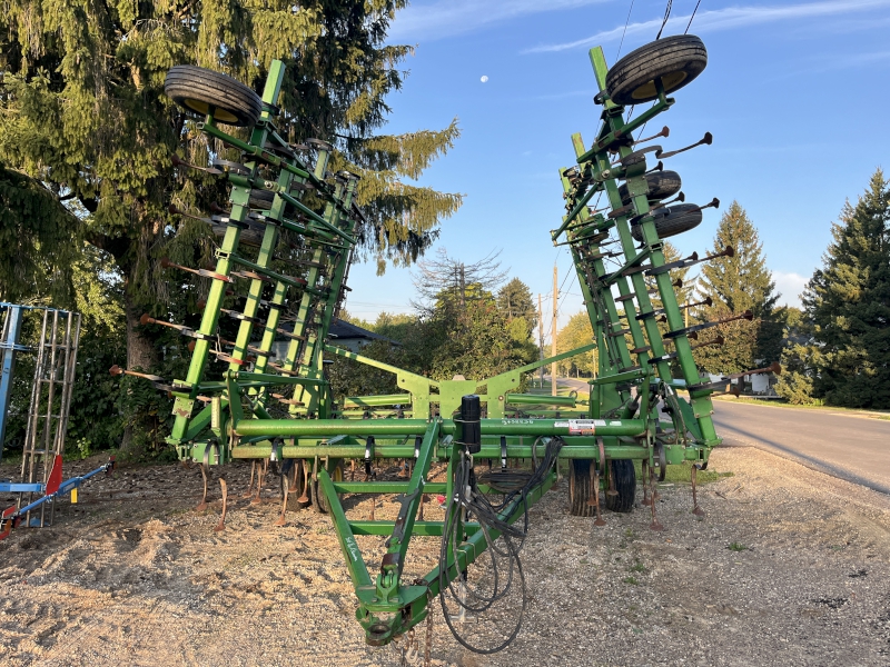 2005 John Deere 2210 Field Cultivator