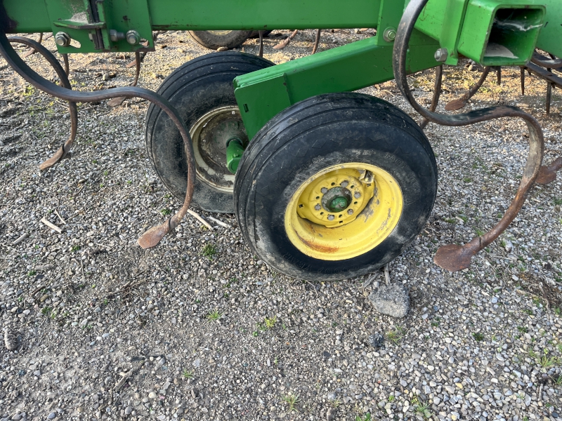 2005 John Deere 2210 Field Cultivator