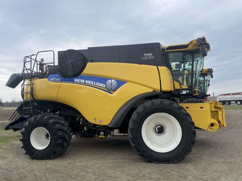 2017 New Holland CR7.90 Combine