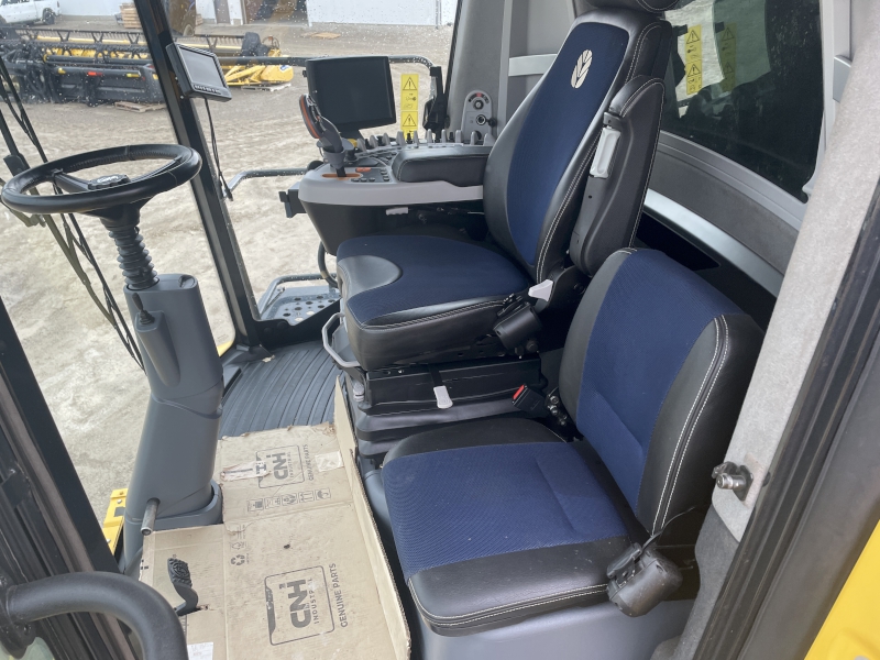 2017 New Holland CR7.90 Combine