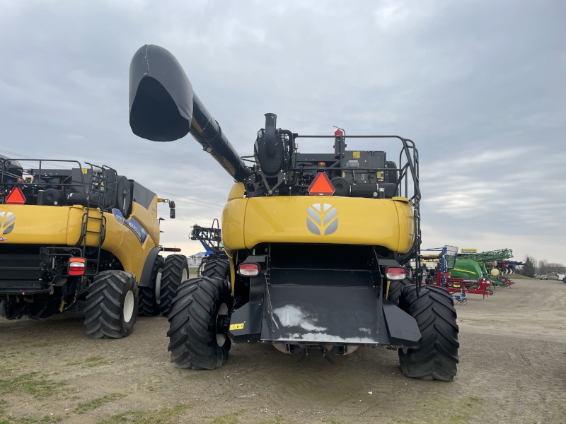 2017 New Holland CR7.90 Combine