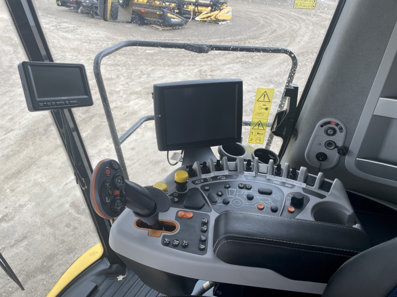 2017 New Holland CR7.90 Combine