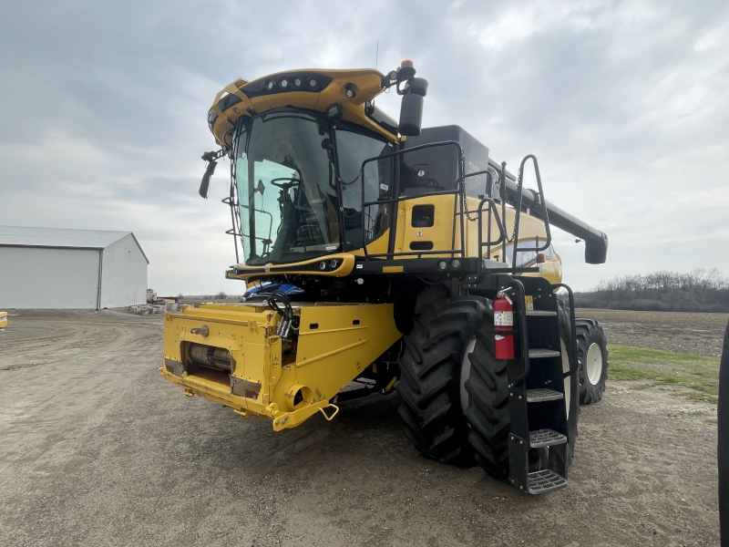 2017 New Holland CR7.90 Combine