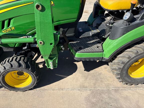 2022 John Deere 1025R Tractor Compact