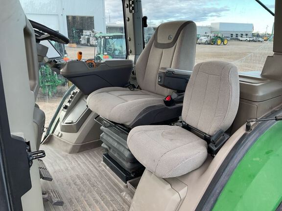 2023 John Deere 8R 250 Tractor