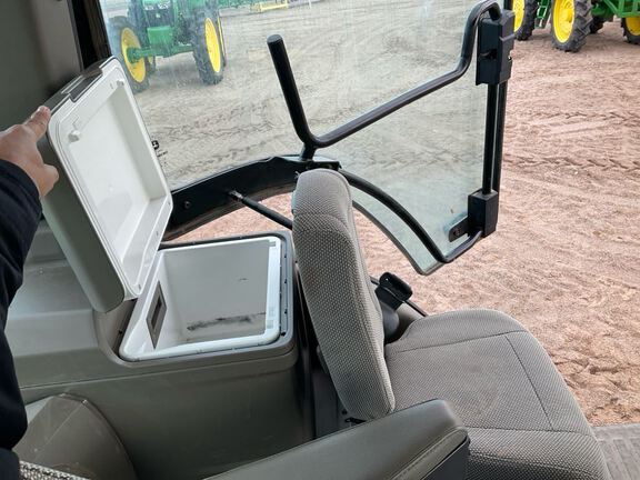 2023 John Deere 8R 250 Tractor