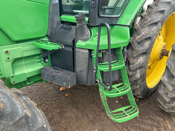 2010 John Deere 8225R Tractor